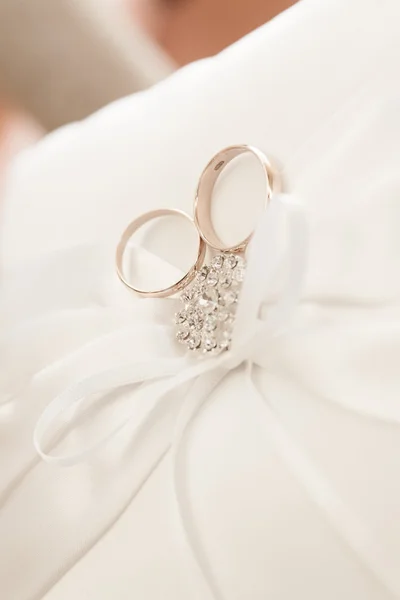 Anillos de boda de oro en una almohada . — Foto de Stock