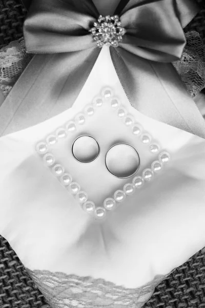 Gold wedding rings on a pillow. — Stock Photo, Image