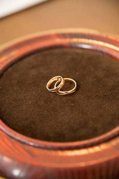 Gold wedding rings on a pillow. — Stock Photo, Image