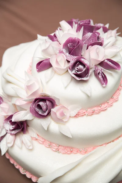 Un hermoso pastel de bodas con rosas . — Foto de Stock