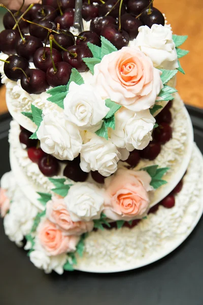Un hermoso pastel de bodas con rosas . — Foto de Stock