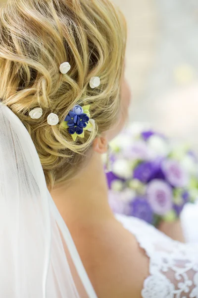 gelin saç modeli ile gerçek çiçekler.