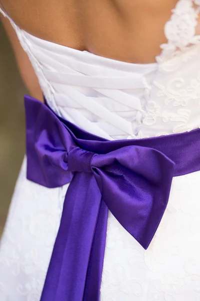 Vestido de noiva de noivas bonitas com arco . — Fotografia de Stock