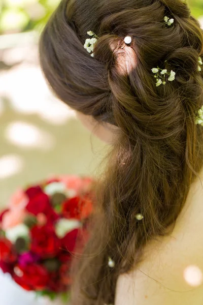 Brud frisyr med riktiga blommor. — Stockfoto