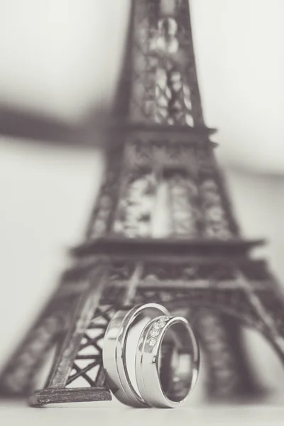 Wedding rings with eiffel tower. — Stock Photo, Image