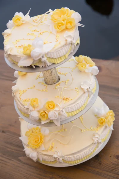 Sabroso pastel de boda con flores . — Foto de Stock