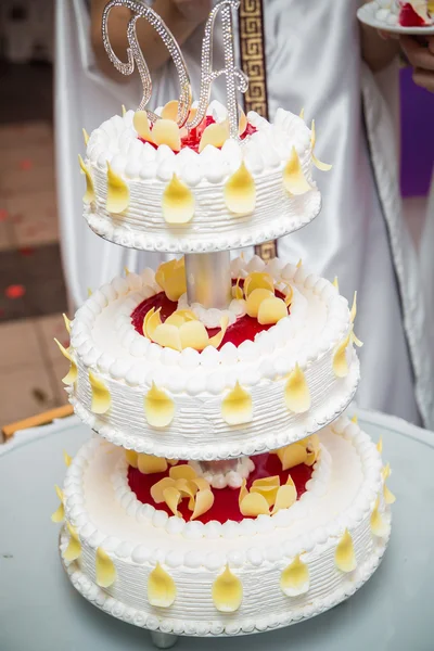 Smaczny tort weselny z kremem. — Zdjęcie stockowe