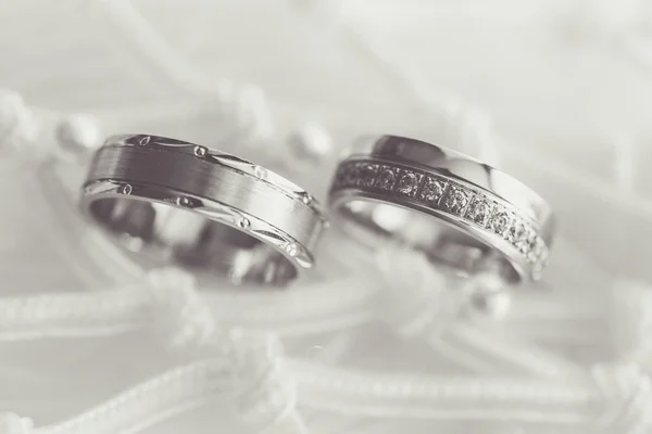 Wedding rings on a cloth. — Stok Foto