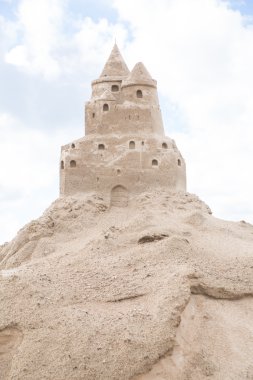 Sandcastle gökyüzü arka planda Baltık Denizi.