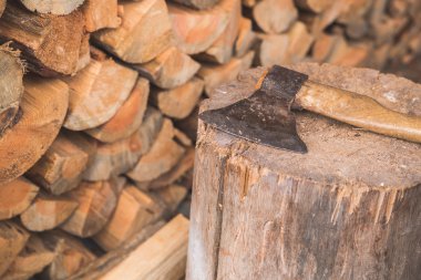 Balta eski güdük sürüklenmiştir.