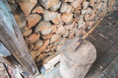 Balta eski güdük sürüklenmiştir.