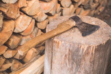 Balta eski güdük sürüklenmiştir.