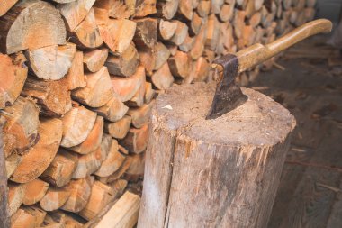 Balta eski güdük sürüklenmiştir.