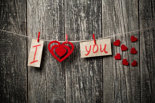 Handgeschriebene Worte ich liebe dich und Herzen auf Holzgrund. — Stockfoto