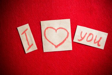 Ruj kırmızı arka plan ile el yazısı mesaj seviyorum.