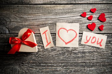 Sevgililer Günü'nde aşk ve bir hediye hakkında kelime.
