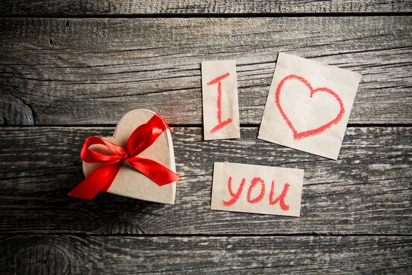 Slova o lásce a dárek na Valentýna. — Stock fotografie