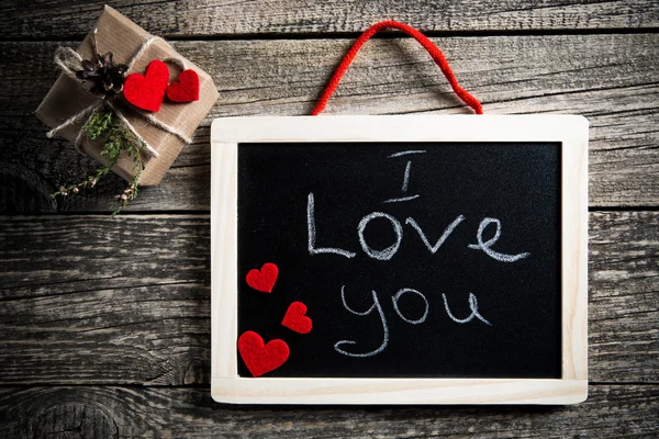 I love you message written on little chalkboard with gift. — Stock fotografie