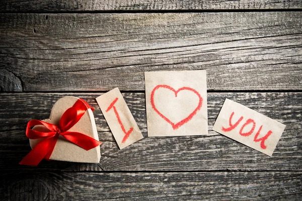 Slova o lásce a dárek na Valentýna. — Stock fotografie
