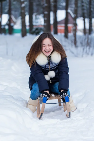 幸福的女人的雪橇在冬季的一天. — 图库照片
