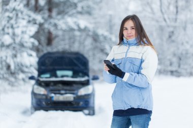 Kış yolda Araba arızası.