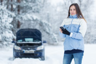 Kış yolda Araba arızası.