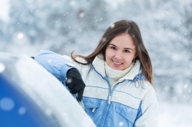 Güzel genç kadın onu arabadan kar kaldırma.
