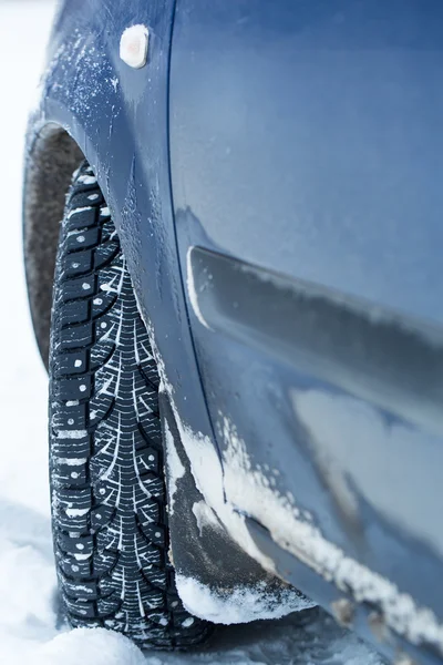 Close up of a cars tires on a snowy road. — Stock Photo, Image