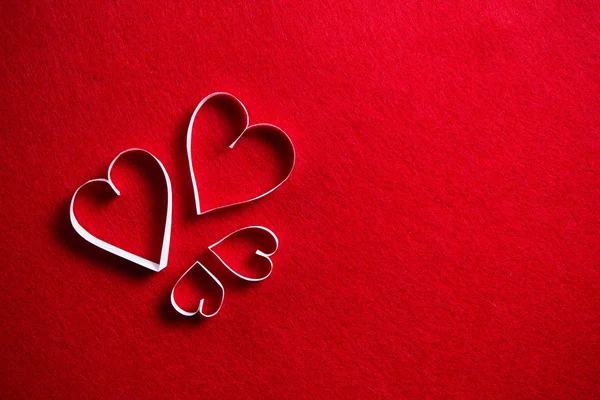 Corazones de papel sobre fondo rojo para regalo en el día de San Valentín . — Foto de Stock