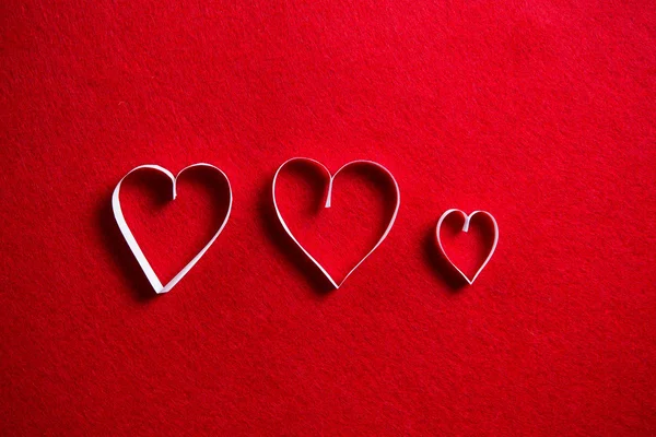 Corazones de papel sobre fondo rojo para regalo en el día de San Valentín . — Foto de Stock