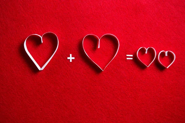 Паперові серця на червоному тлі для подарунка на день Святого Валентина . — стокове фото