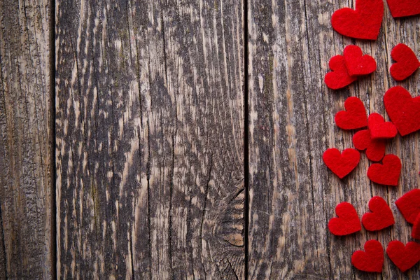 Fondo de madera marrón con corazones rojos . — Foto de Stock