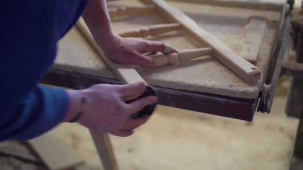 Fábrica de muebles, producción de productos de madera.Fabricación de muebles hechos a mano. — Vídeo de stock
