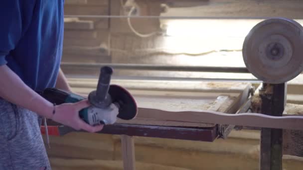 Meubelfabriek, productie houtproducten.Handgemaakte meubels maken. — Stockvideo