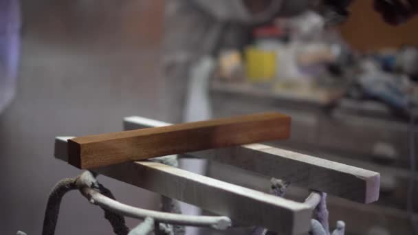 Møbelfabrik, Lakering af et træprodukt af en pulverisator – Stock-video