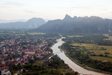 Vang Vieng, Laos ve çevresi: sıcak havadan görünümden hava bal