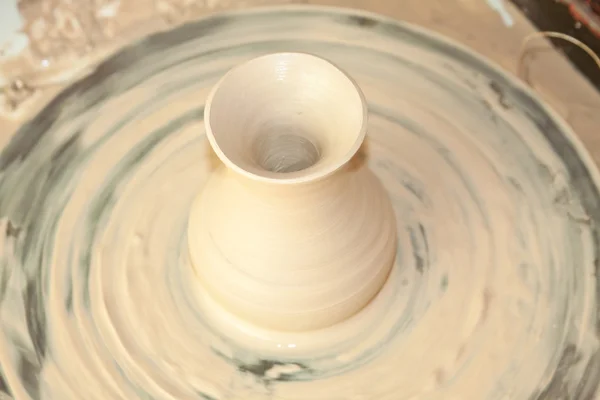 Obra de cerâmica na roda de cerâmica — Fotografia de Stock