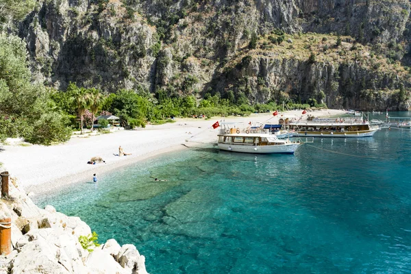 Туристы посещают знаменитый пляж долины бабочек недалеко от Олудениза в Турции — стоковое фото