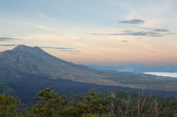 Batur volkan ve batur göl günbatımı (bali Adası, Endonezya) — Stok fotoğraf