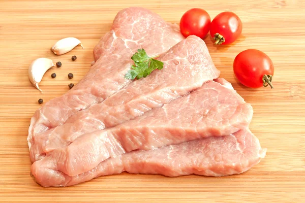 Rohes Schweinefleisch mit Gewürzen und Gemüse — Stockfoto