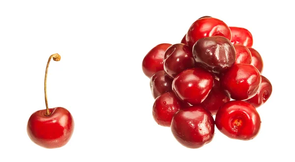 Cerejas isoladas sobre fundo branco — Fotografia de Stock