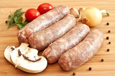 sebze doğrama tahtası üzerinde çiğ sosis