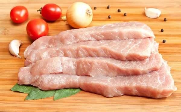 Rohes Schweinefleisch mit Gewürzen und Gemüse — Stockfoto