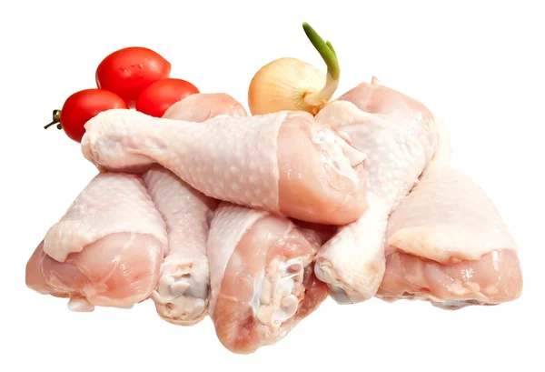 Сырые куриные ножки с овощами, изолированные на белом фоне — стоковое фото