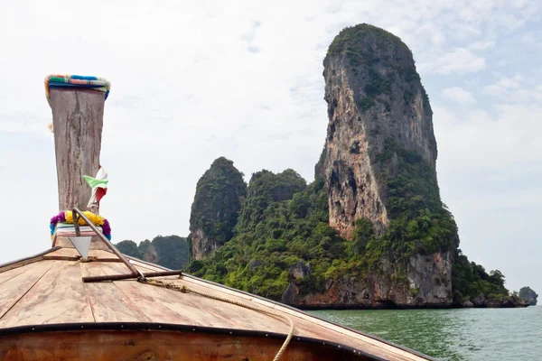 Пляж Railay (Фабби, Таиланд). Изображение сделано из длиннохвостой лодки — стоковое фото