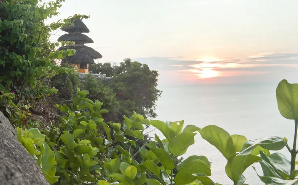 Templo de Uluwatu al atardecer (Bali, Indonesia ) —  Fotos de Stock