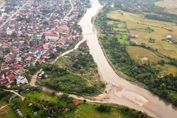 Vang Vieng, Laos ve çevresi: sıcak havadan görünümden hava bal — Stok fotoğraf