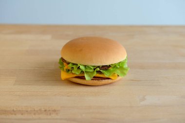 Hamburger ya da çizburger, ahşap arka planda yakın plan.