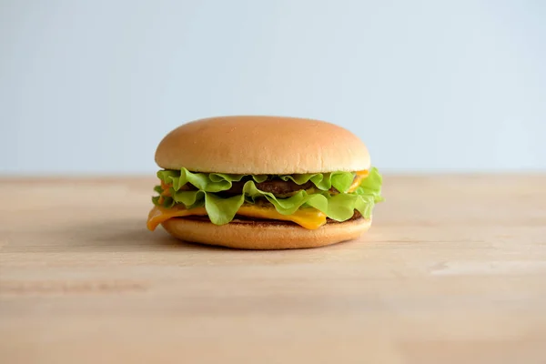 Hamburger Oder Cheeseburger Nahaufnahme Auf Holzgrund — Stockfoto