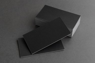 Kartvizitler boş. Siyah arka plan modeli. Metin için alanı kopyala.